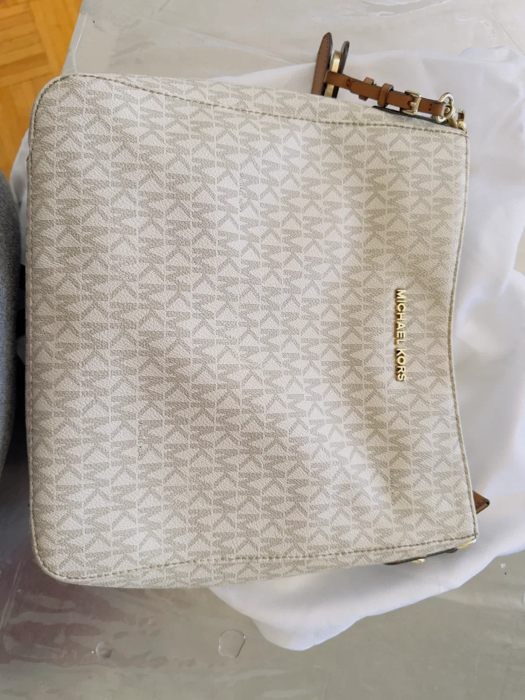 Michael Kors Crossbody Bag image indicator(3)