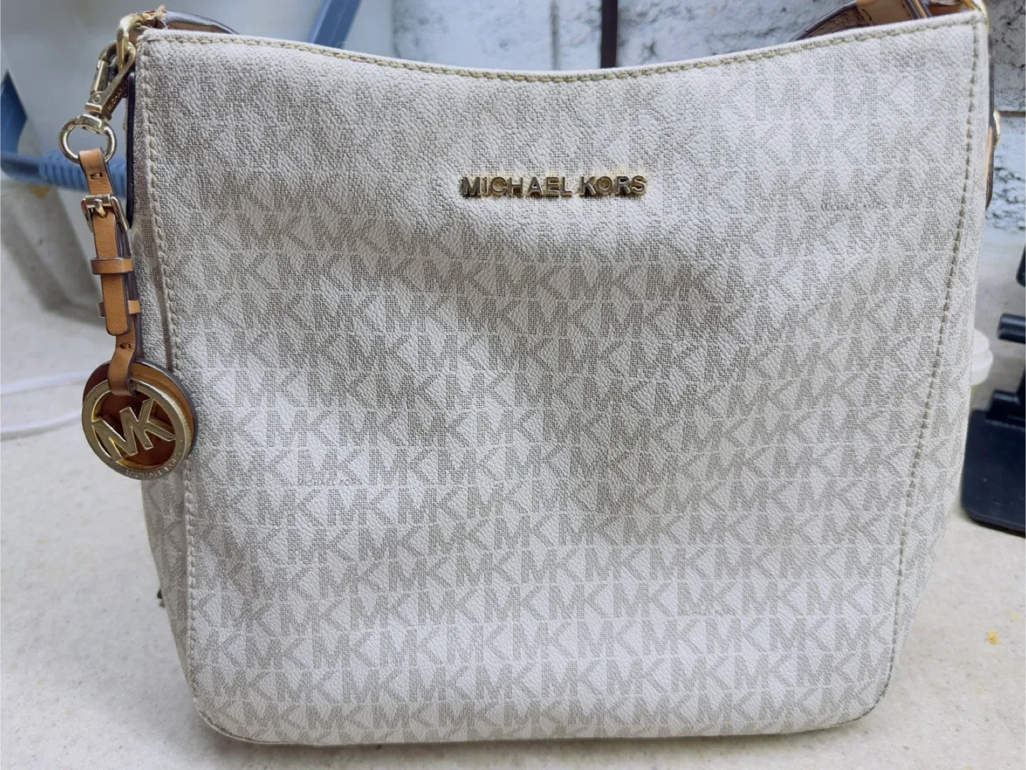 Michael Kors Crossbody Bag image indicator(7)