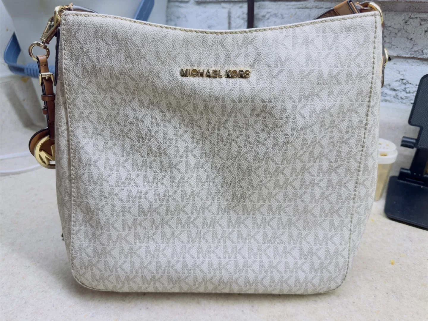 Michael Kors Crossbody Bag image indicator(8)