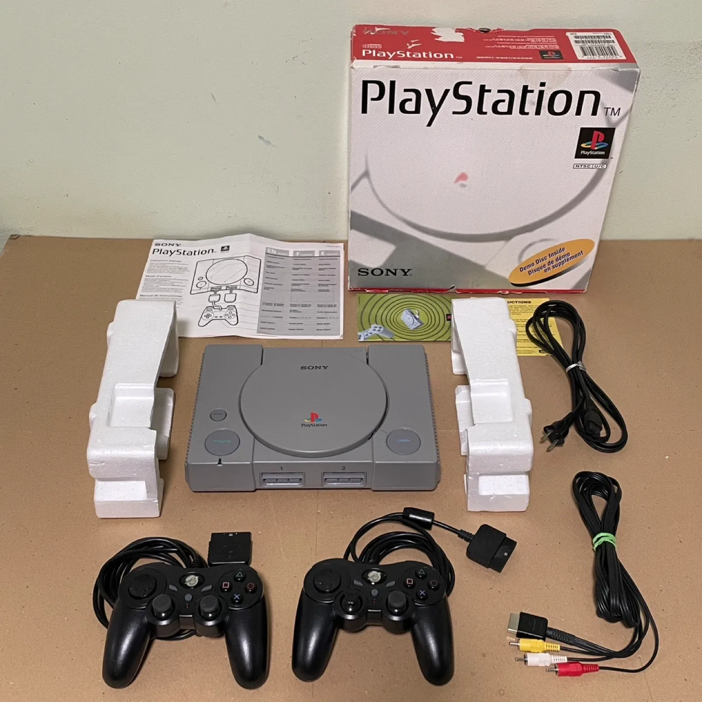 Original Sony PS1 PlayStation 1 Complete with Box (SCPH-5501) thumbnail