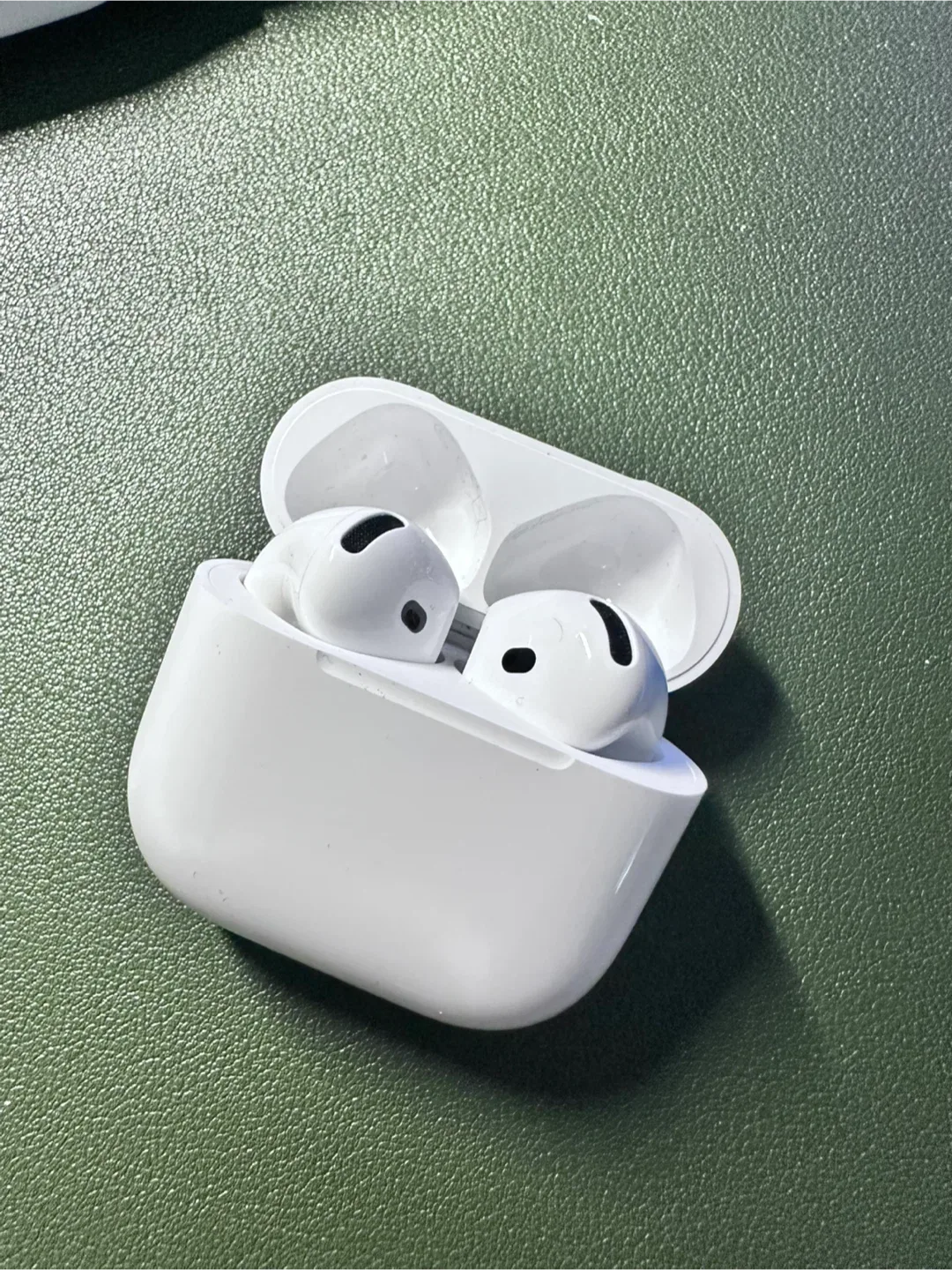 Apple AirPods 4 ANC thumbnail