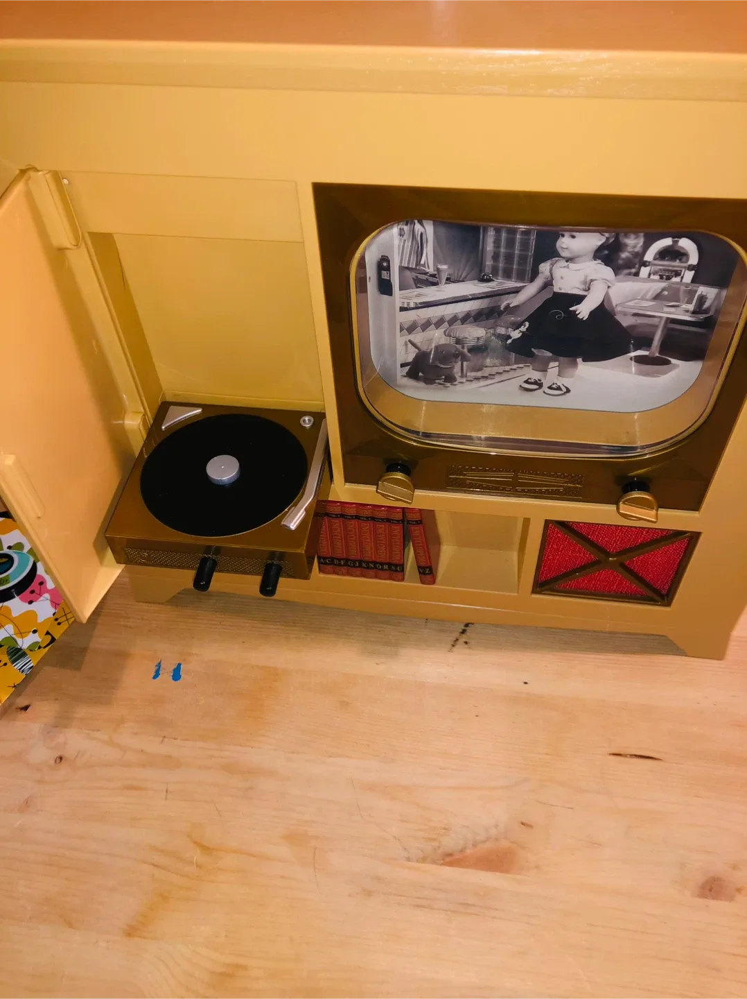 American Girl Retro TV & Record Player image indicator(3)