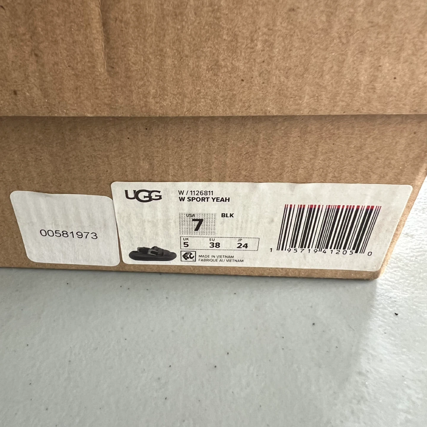 UGG W Sport Yeah Sandals - Black - Size 7 - photo 4