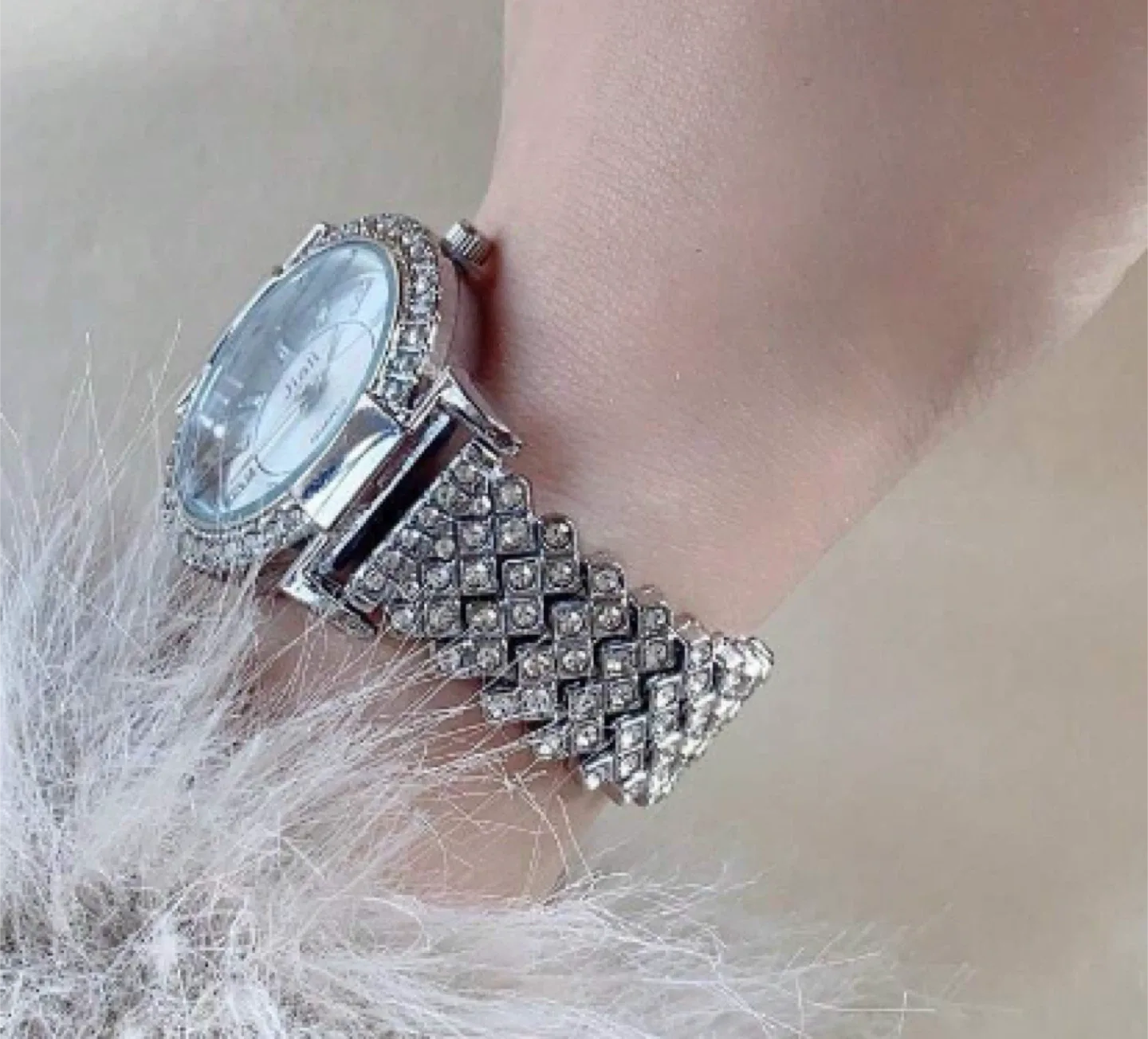 Jiali Quartz Silver Rhinestone Watch for women image indicator(5)