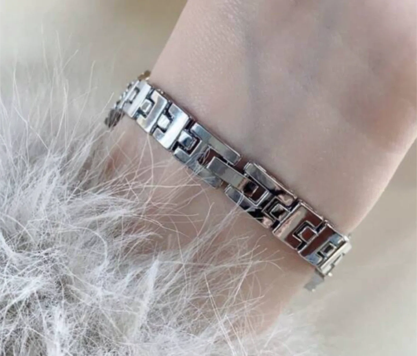 Jiali Quartz Silver Rhinestone Watch for women image indicator(3)