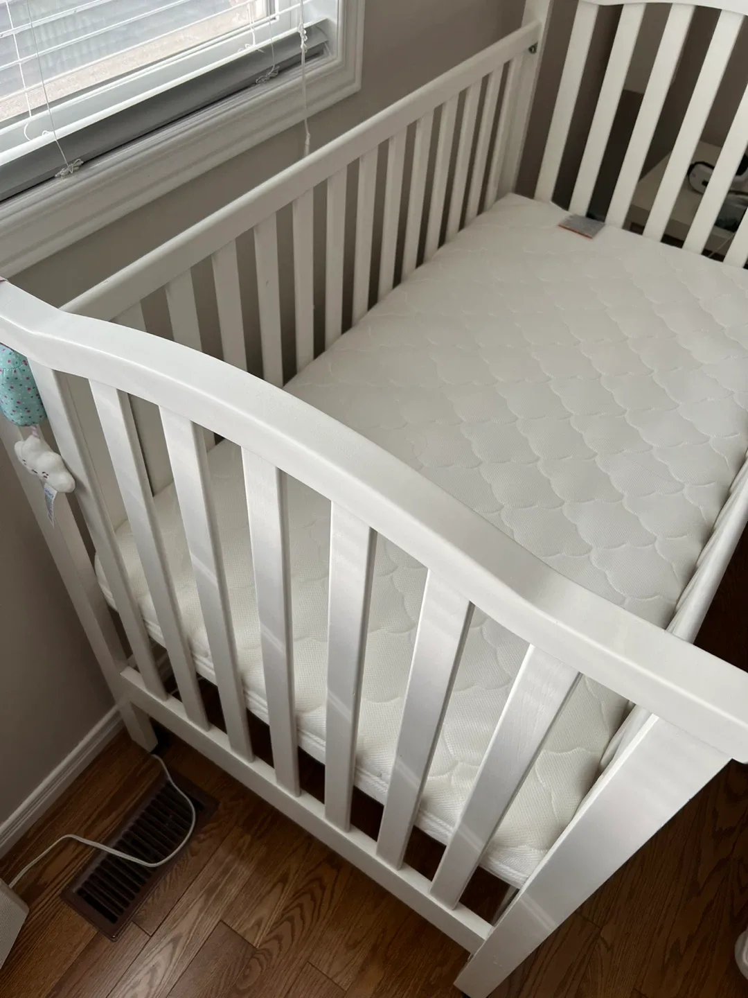 White Baby Crib image indicator(2)