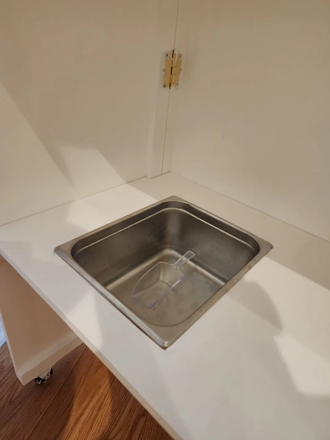 White Mobile Bar Cart with Sink image indicator(4)