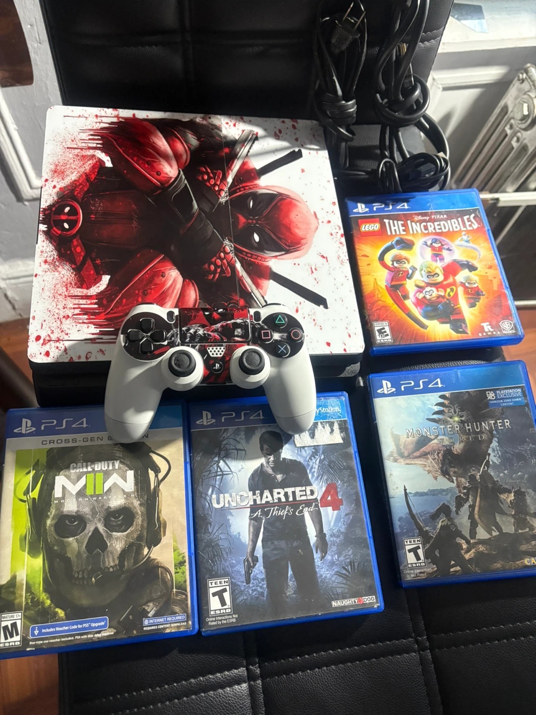 PS4 Console, Controller + 4 Games - photo 3