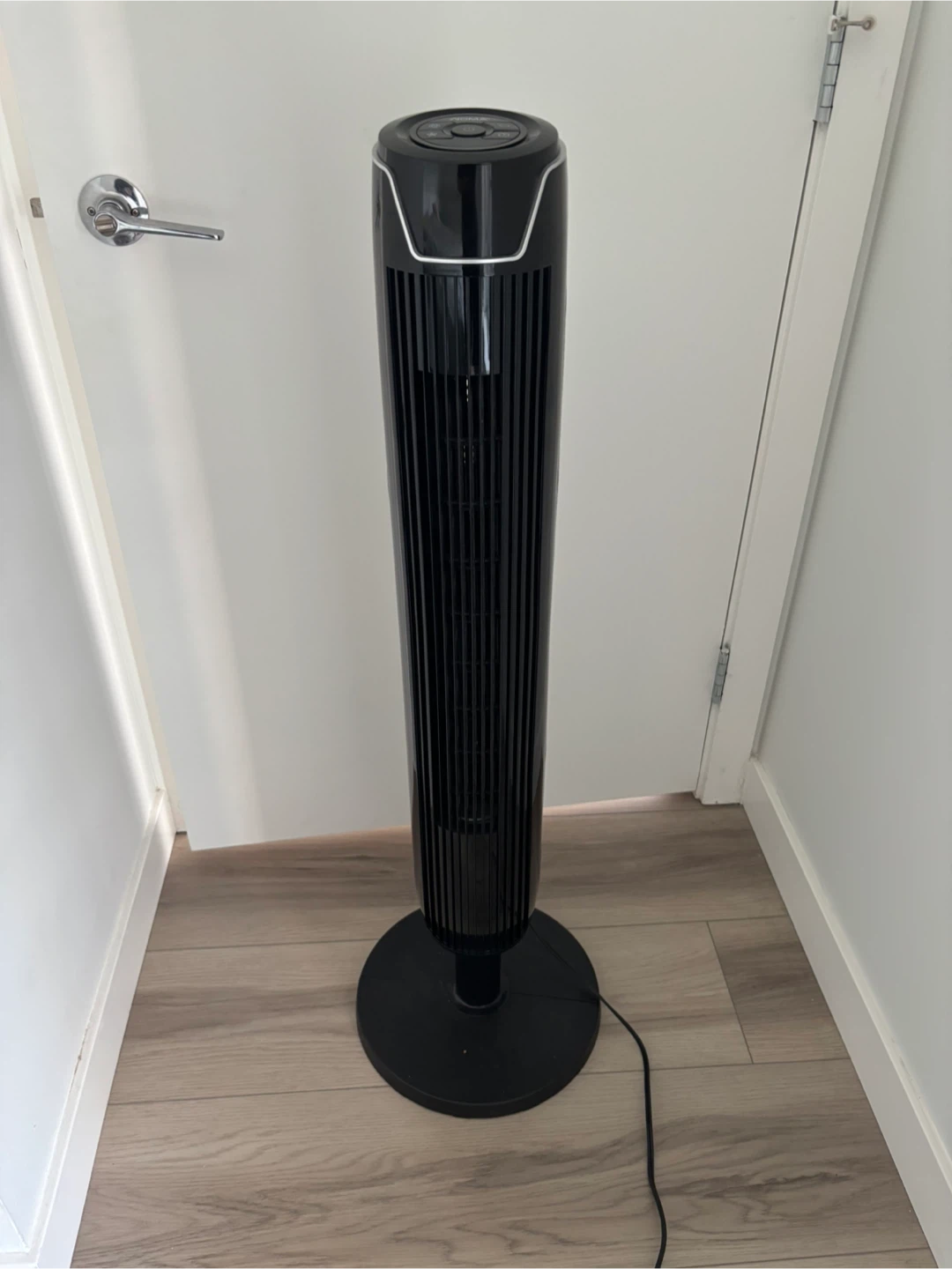 2 oscillating tower fans - photo 2