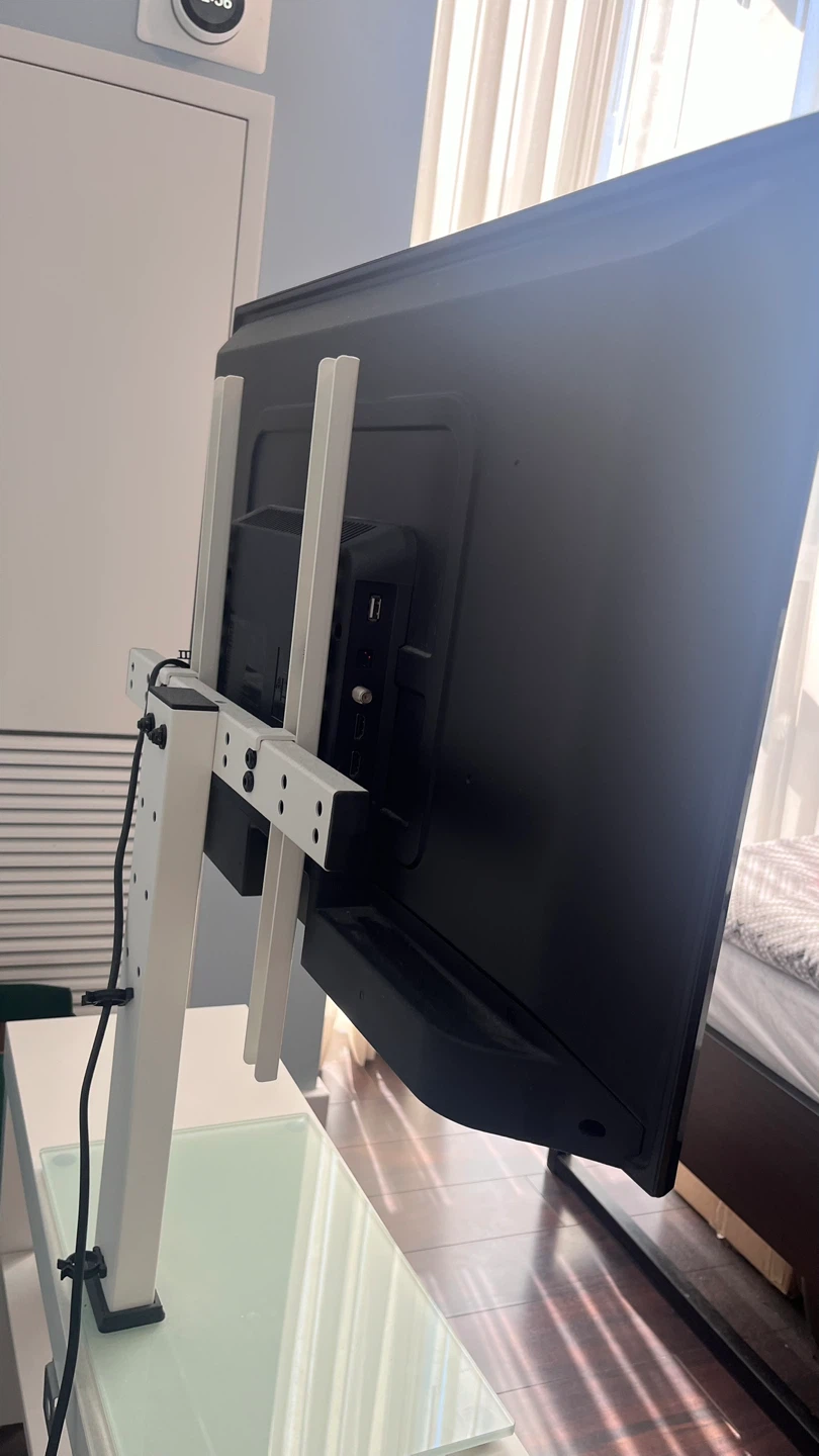 [price dropped] 33’ Roku TV + Stand - photo 4