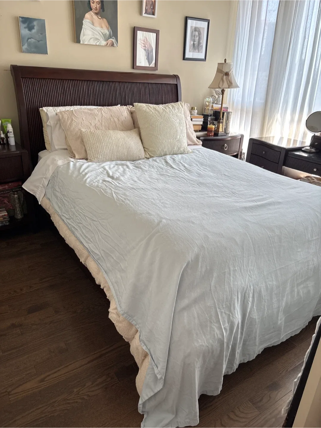 Queen Bedroom Set - Bed, Nightstands, Vanity image indicator(3)