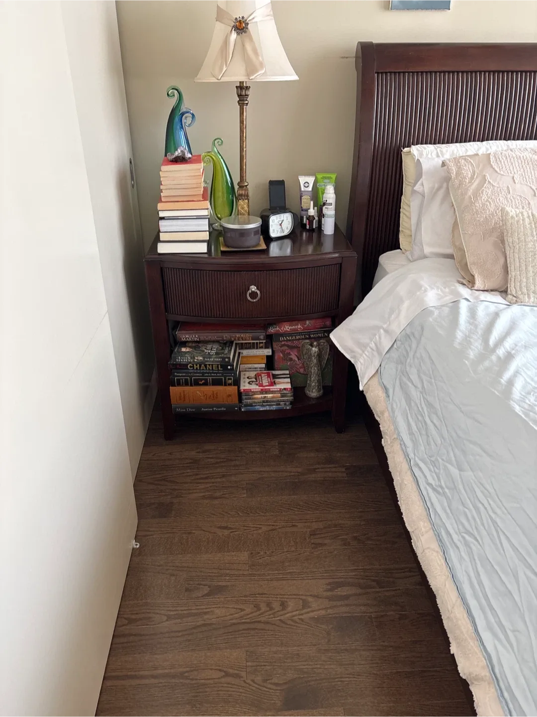 Queen Bedroom Set - Bed, Nightstands, Vanity image indicator(6)