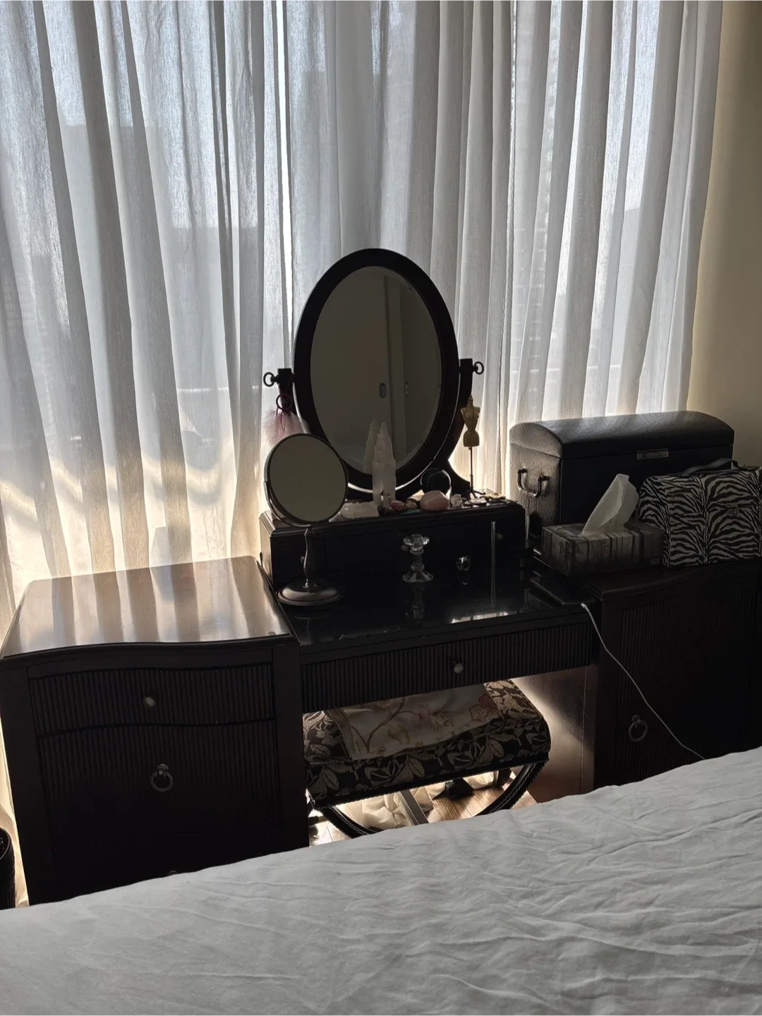 Queen Bedroom Set - Bed, Nightstands, Vanity image indicator(2)