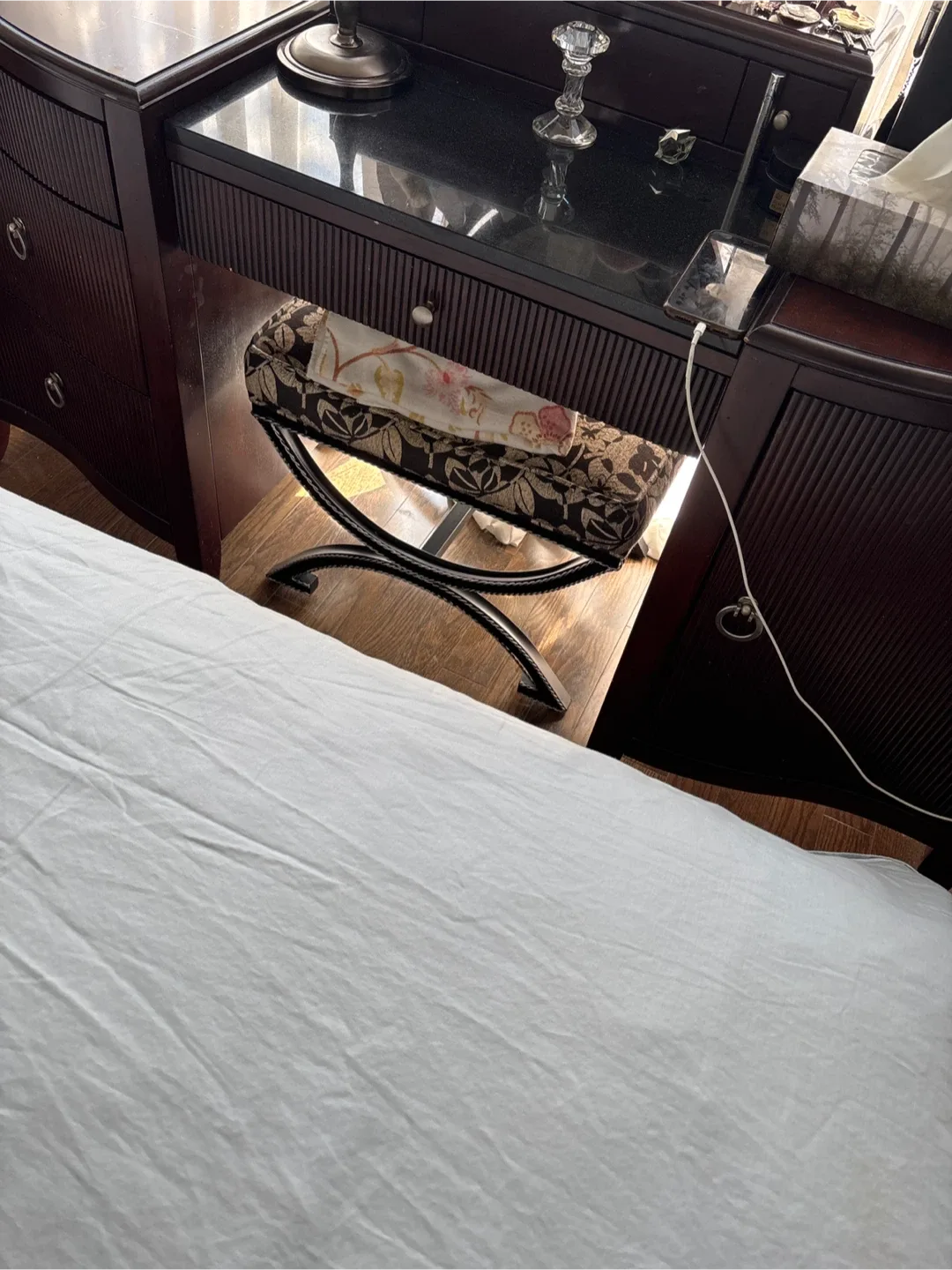 Queen Bedroom Set - Bed, Nightstands, Vanity image indicator(5)