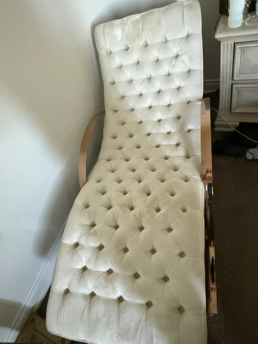 Tufted Chaise Lounge - Elegant and Comfy image indicator(3)