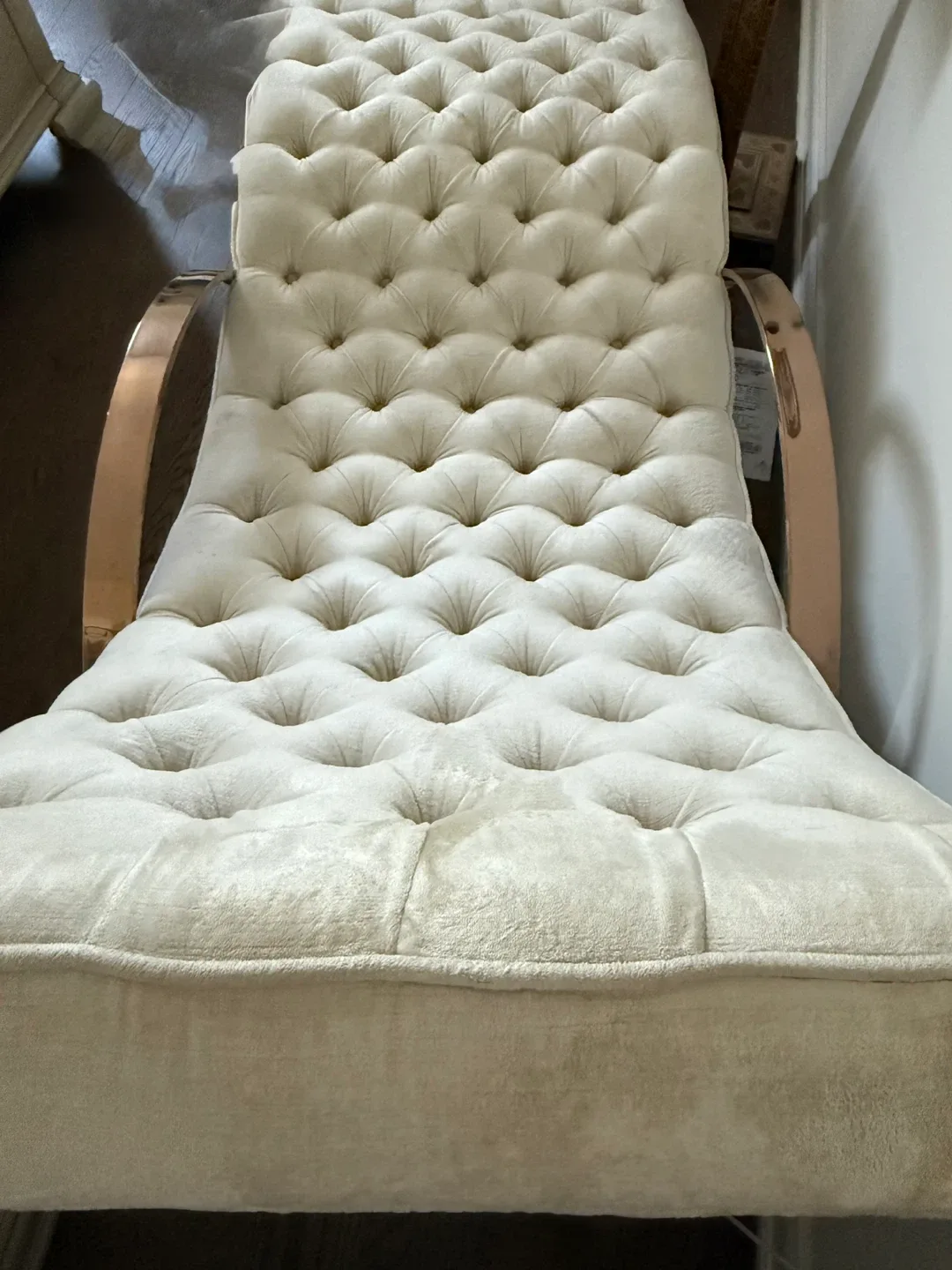 Tufted Chaise Lounge - Elegant and Comfy image indicator(2)