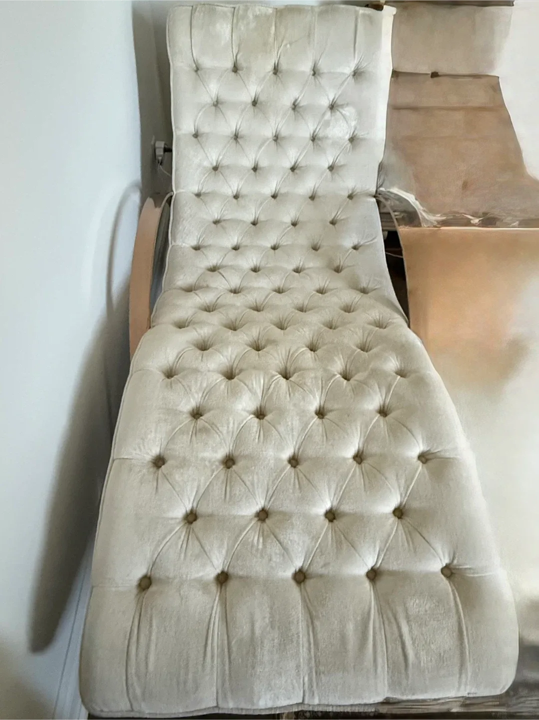 Tufted Chaise Lounge - Elegant and Comfy