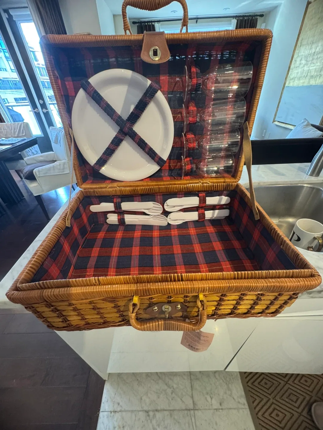 Classic Wicker Picnic Basket image indicator(3)