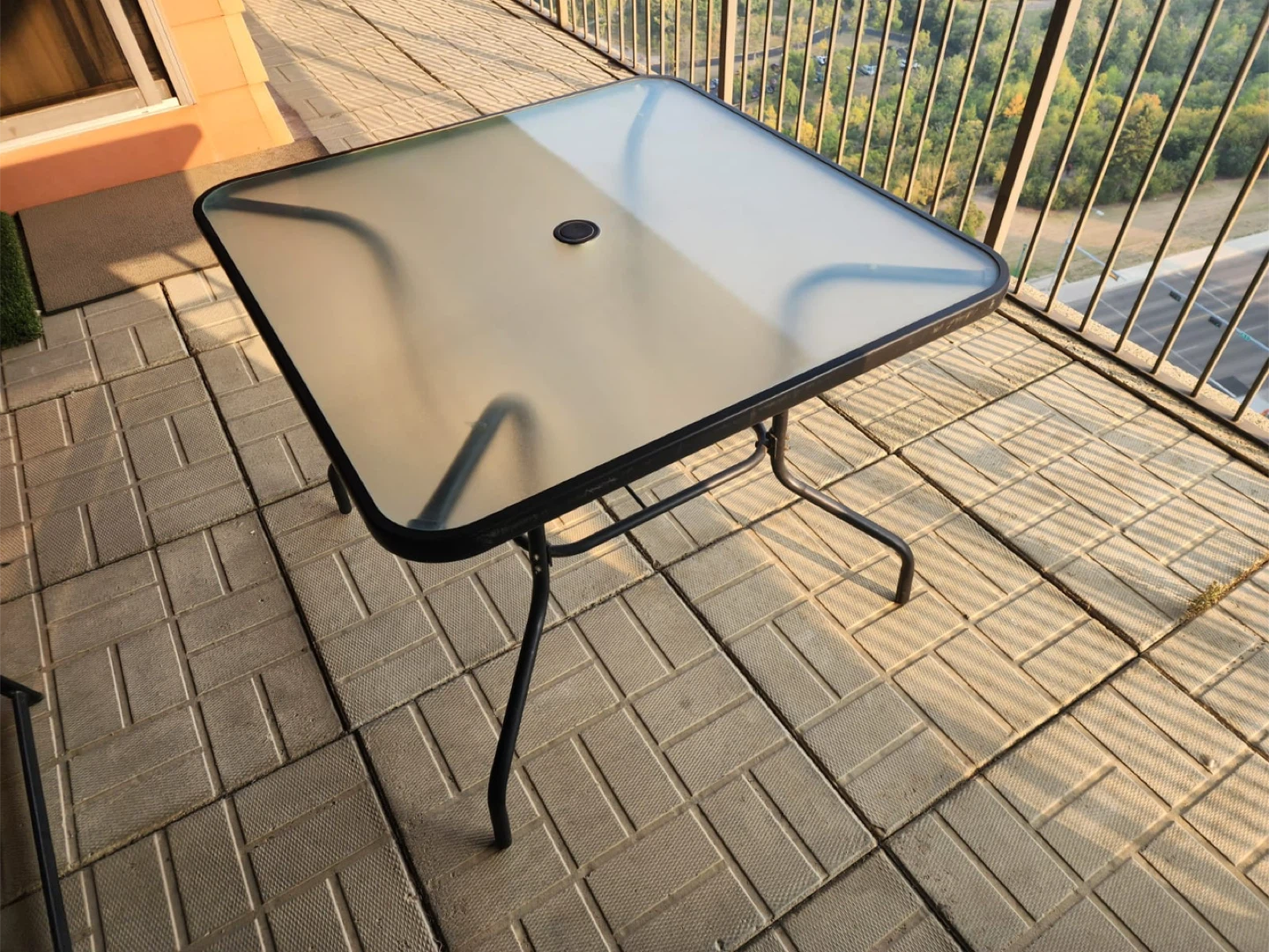 Patio Table Set with 4 Folding Chairs & Umbrella - photo 4