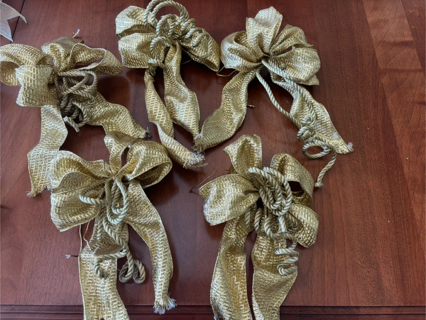 17 Assorted Gold Bows image indicator(2)