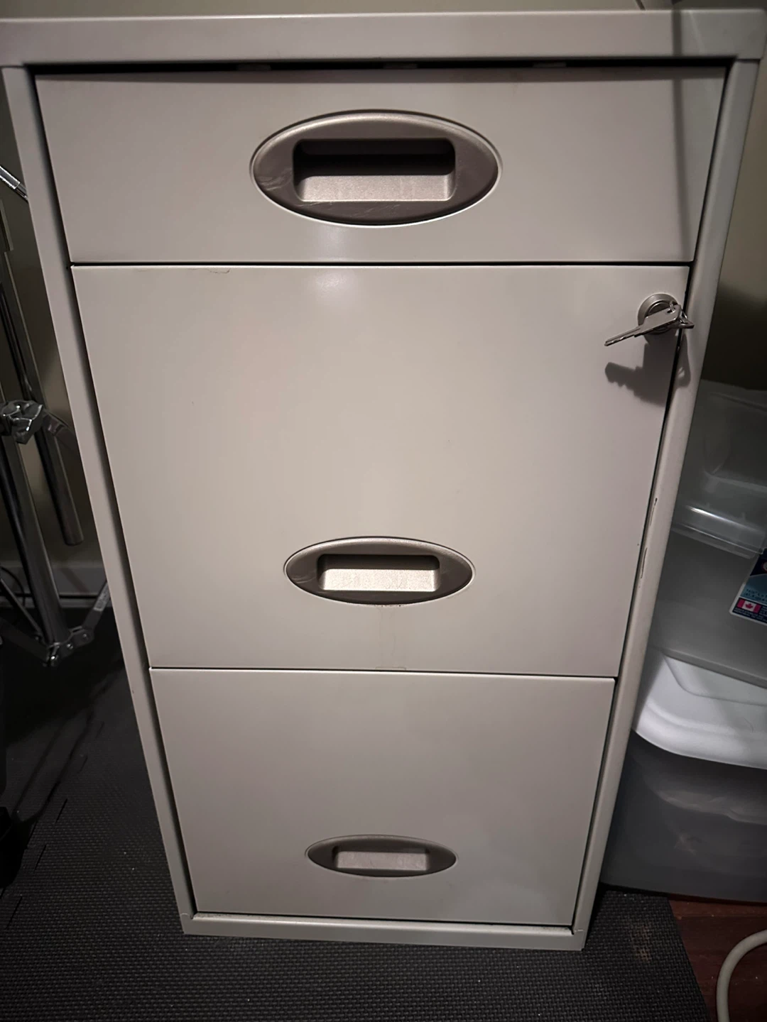 Metal Filing Cabinet - 3 Drawers 🥕