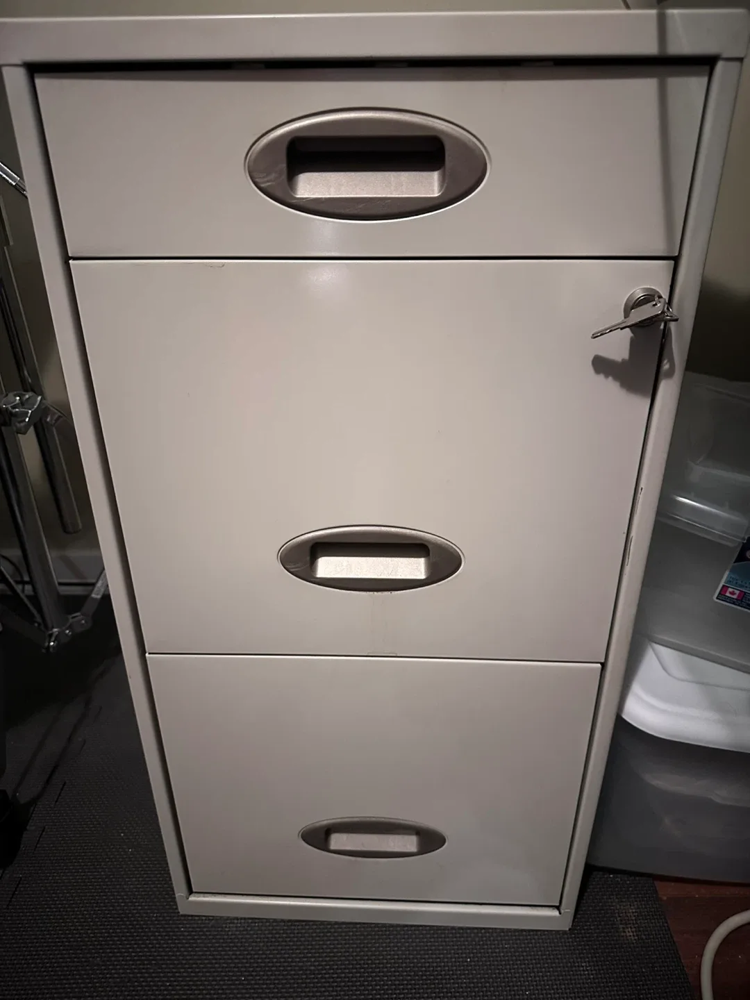 Metal Filing Cabinet - 3 Drawers 🥕