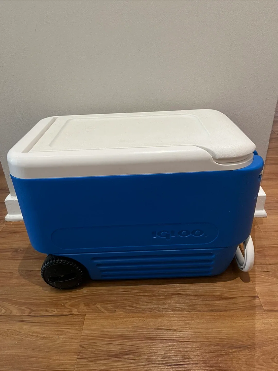 Igloo Rolling Cooler - Blue & White thumbnail