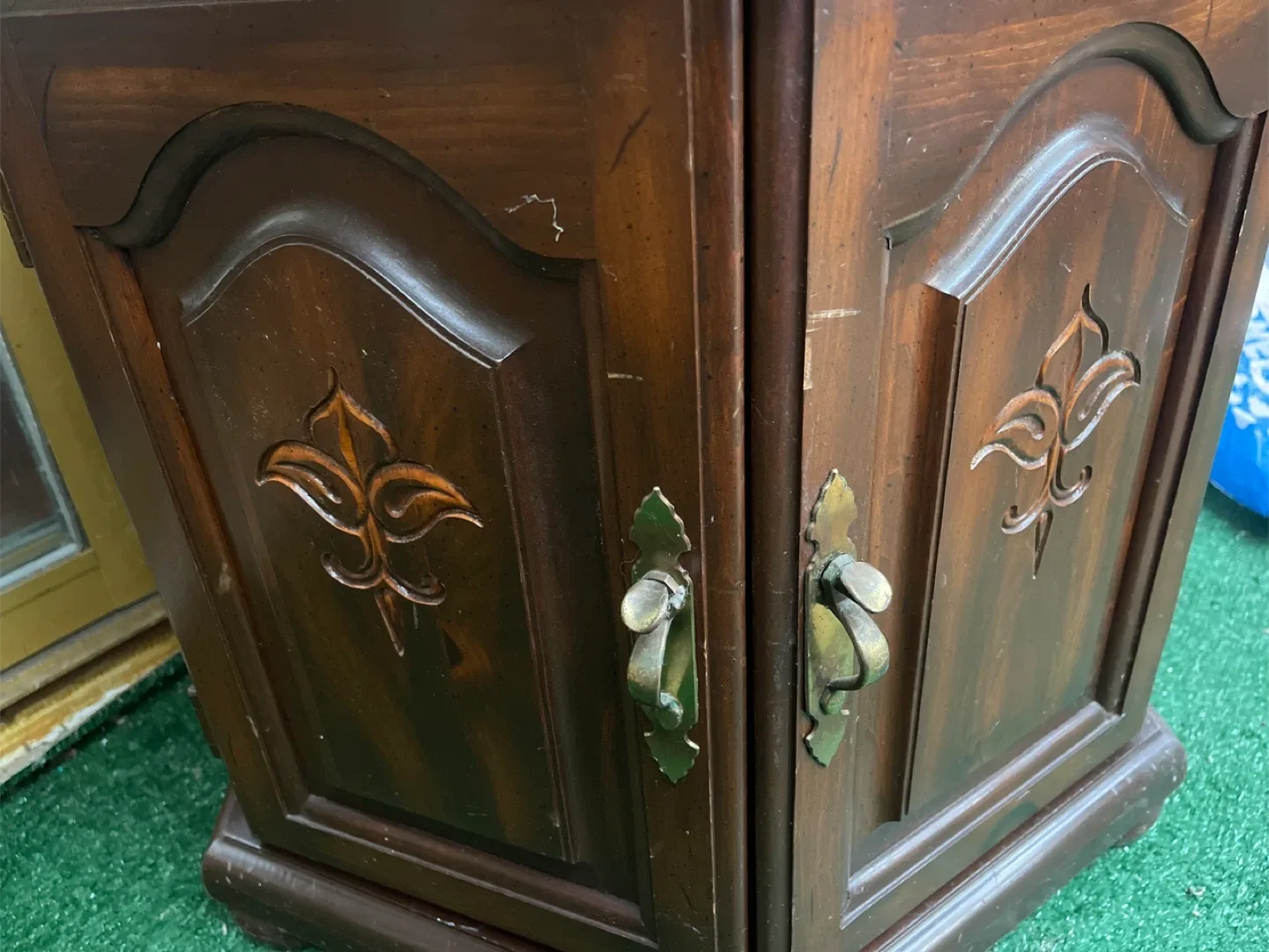Cabinet/side table with glass top image indicator(2)