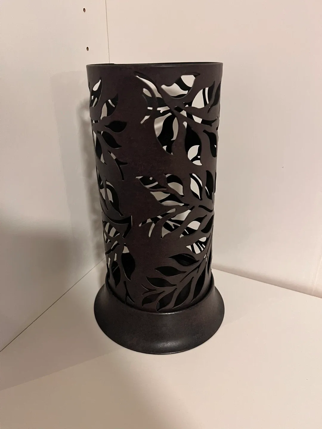 Metal Candle Holder with Leaf Design thumbnail