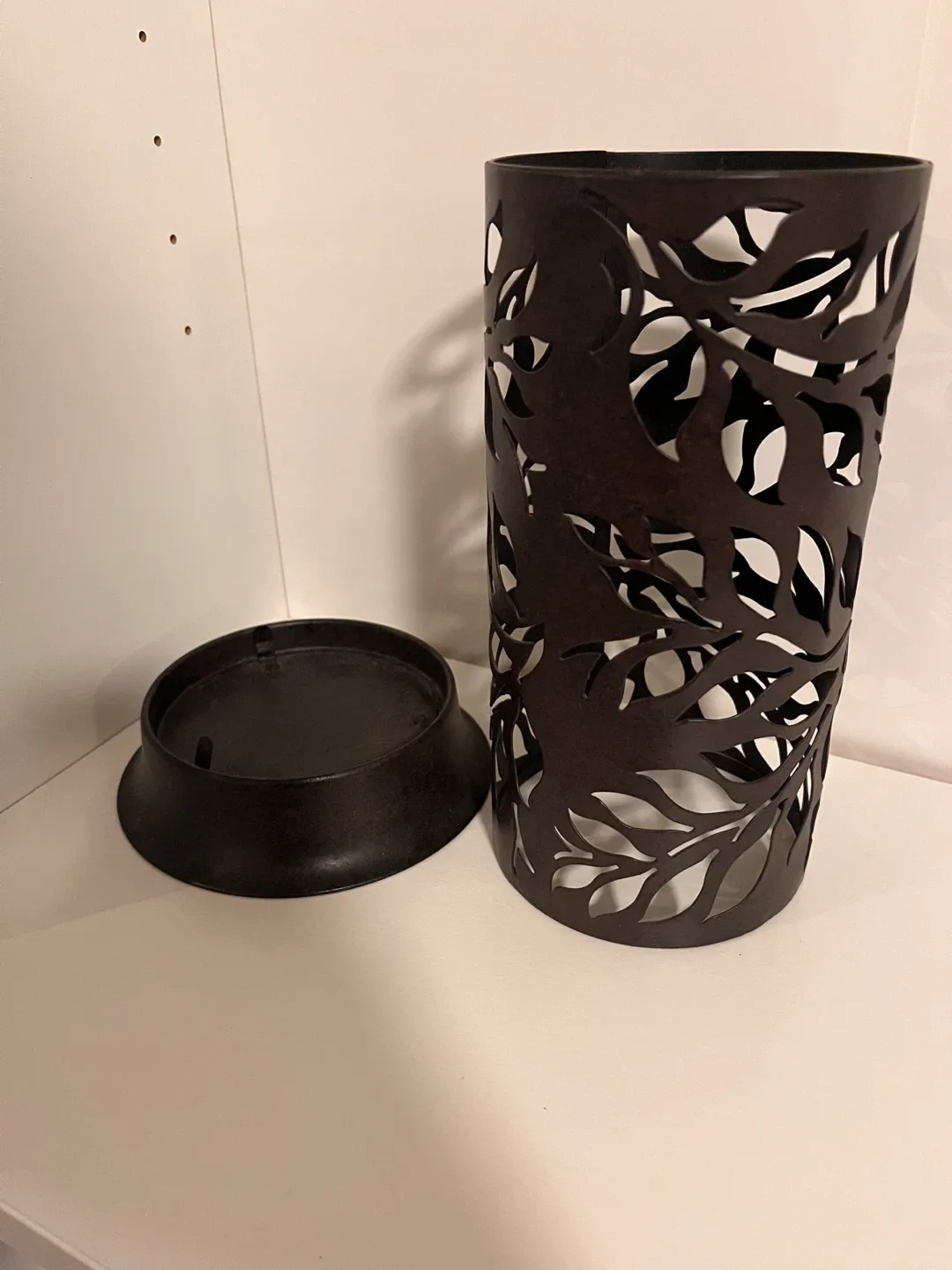Metal Candle Holder with Leaf Design image indicator(2)