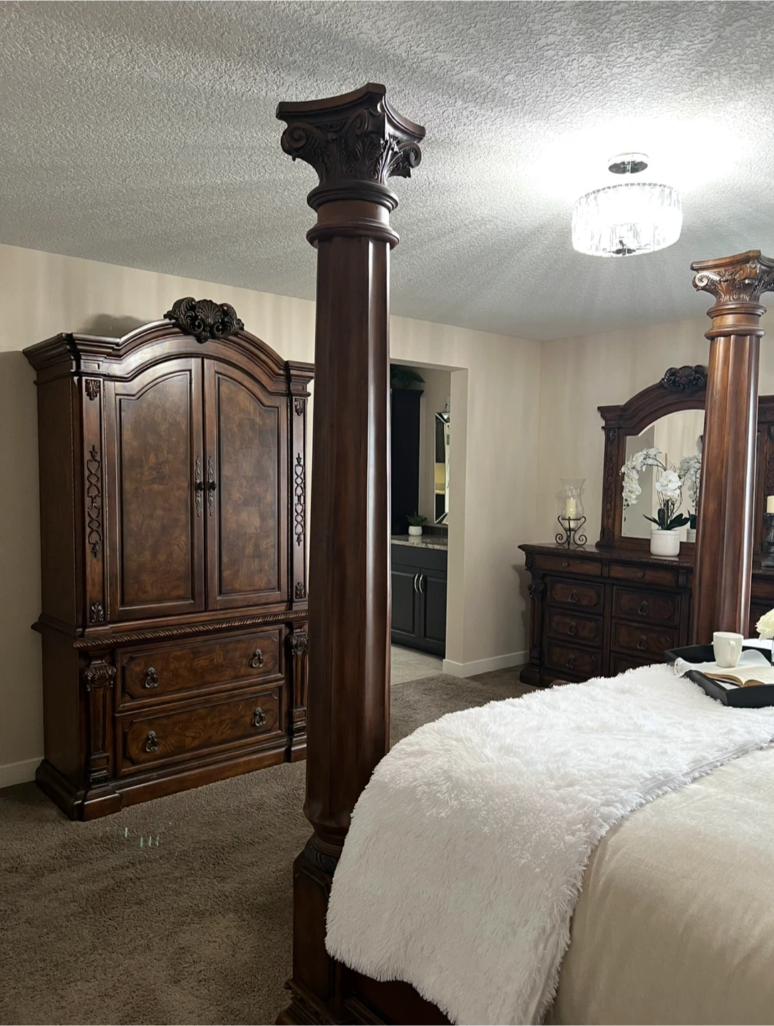 Gorgeous 7 Piece King Bedroom Set - photo 2