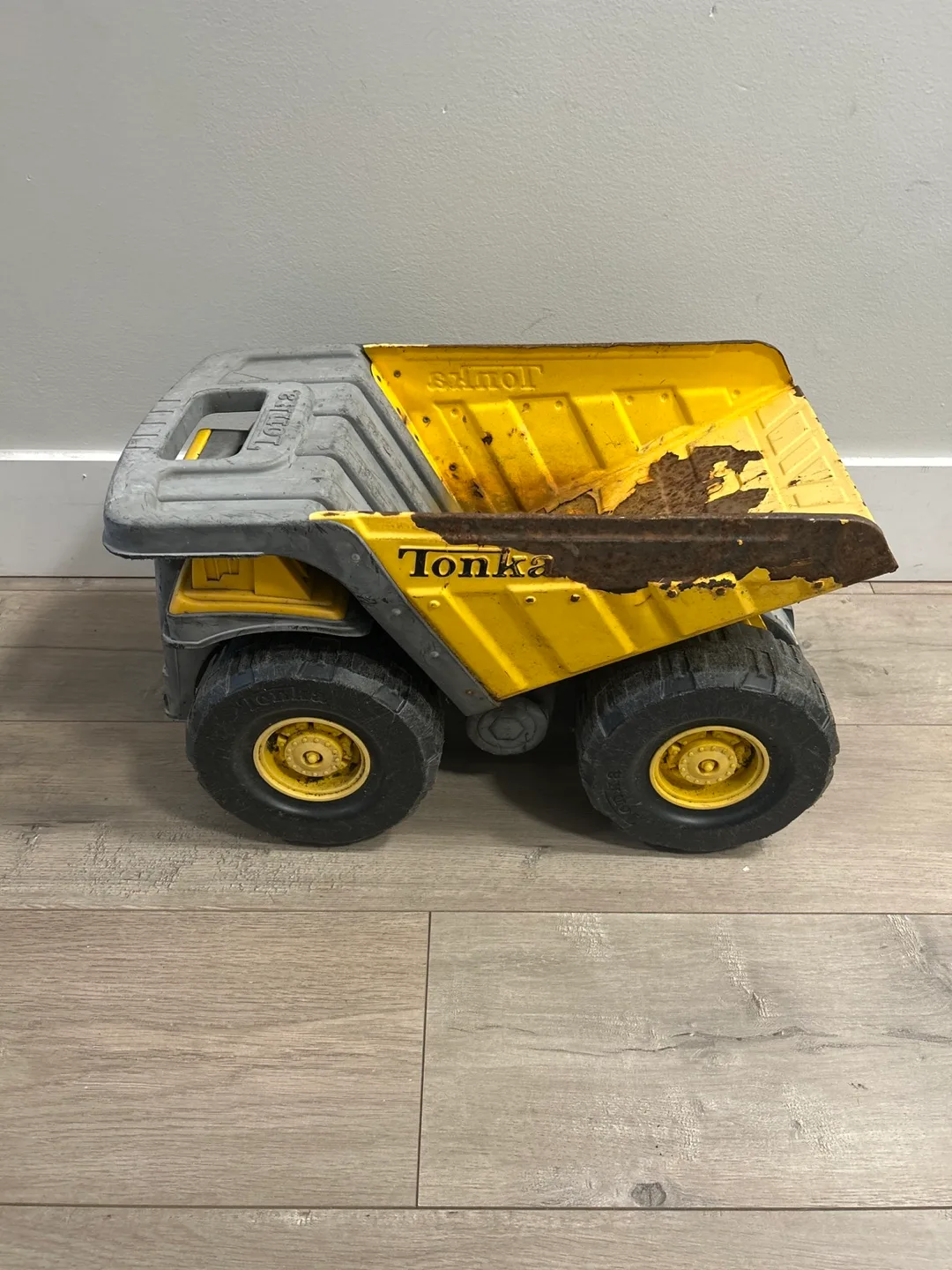 Vintage Tonka Dump Truck - Yellow/Grey image indicator(3)
