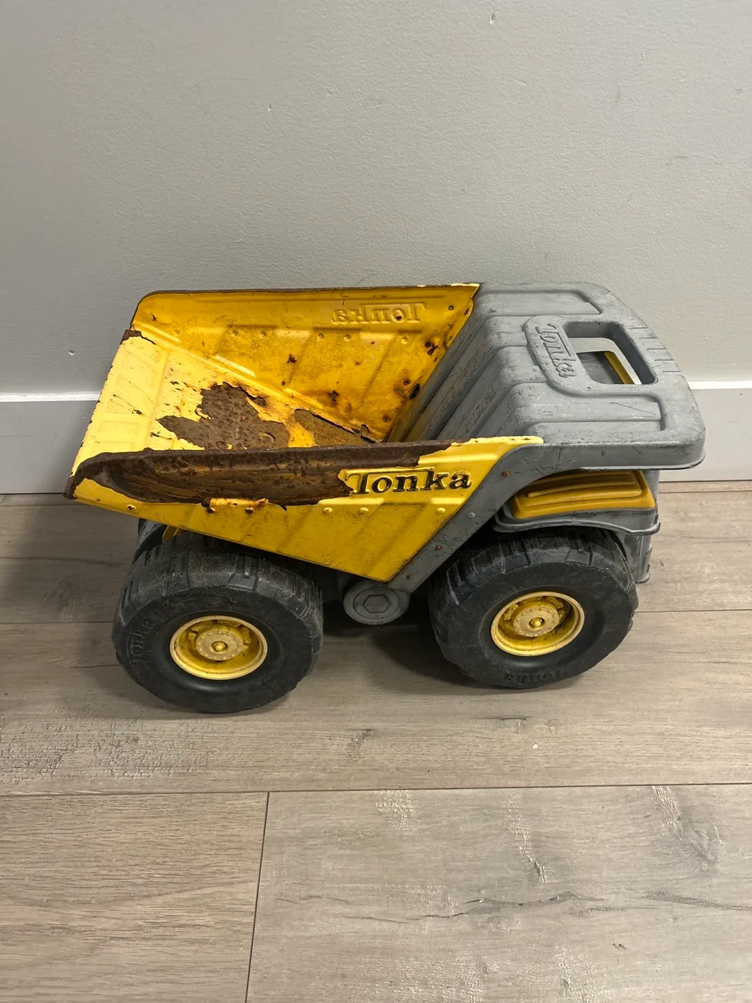 Vintage Tonka Dump Truck - Yellow/Grey image indicator(6)