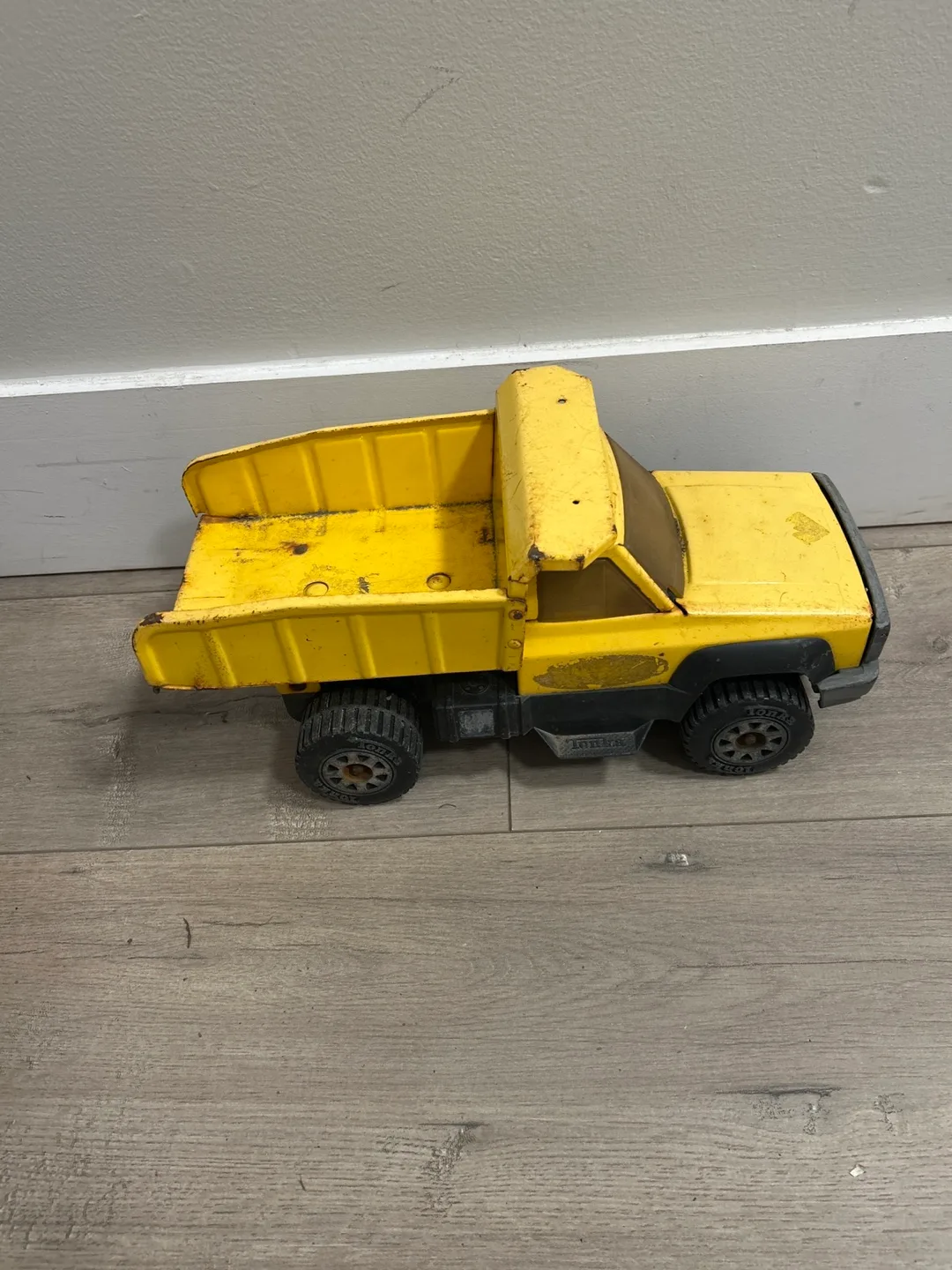 Vintage Tonka small Dump Truck - Yellow image indicator(5)