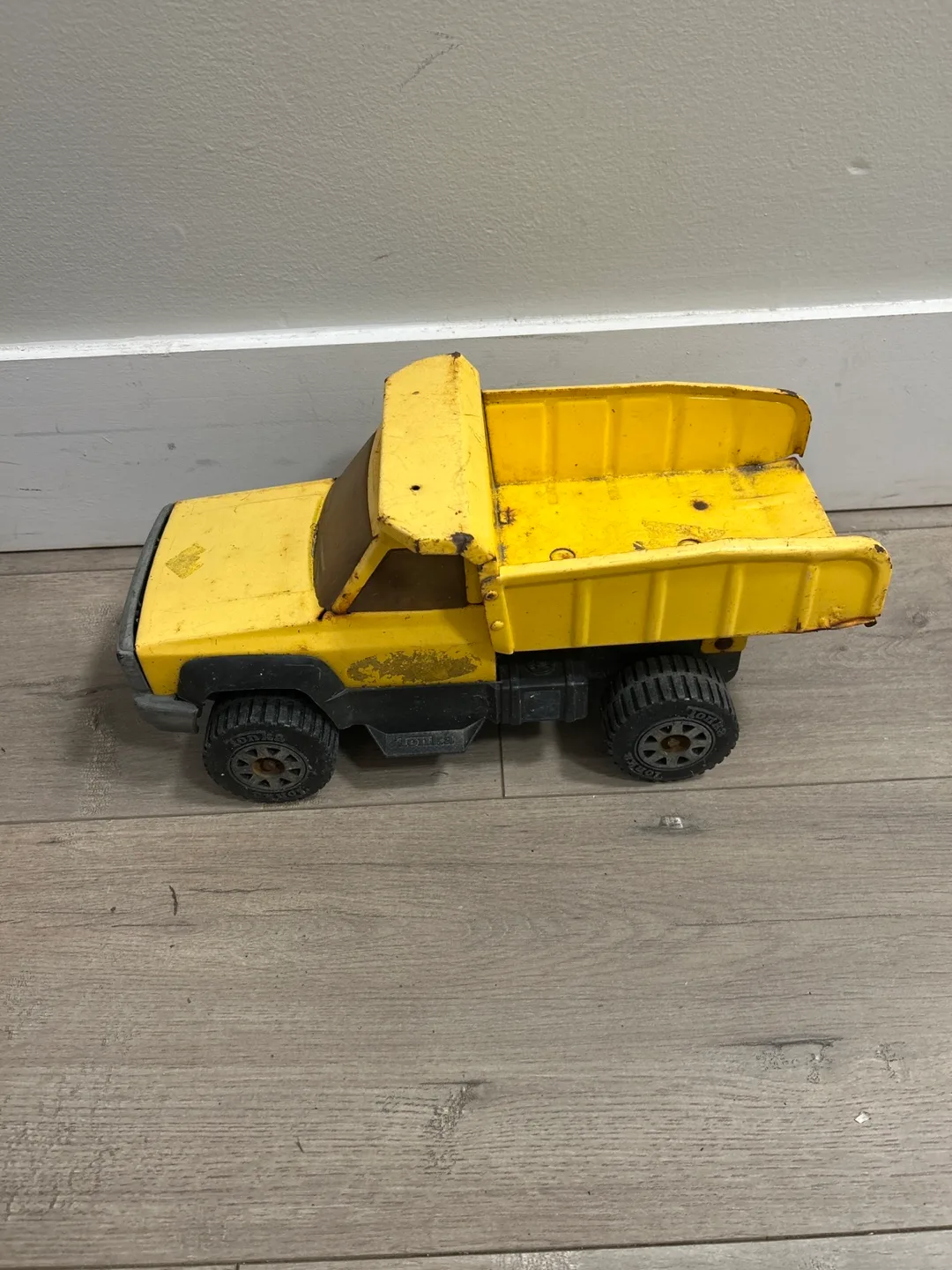 Vintage Tonka small Dump Truck - Yellow image indicator(3)