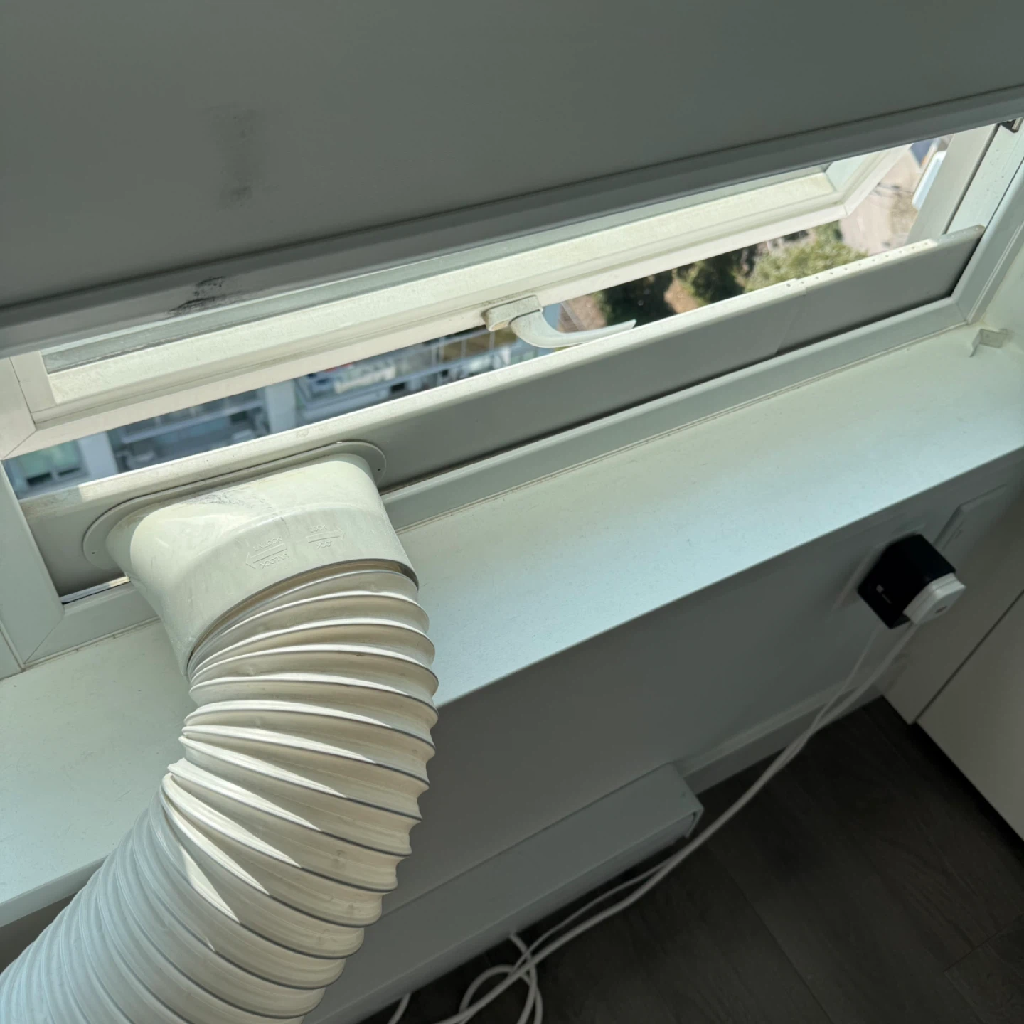 10,000 BTU Insignia Portable Air Conditioner - photo 3