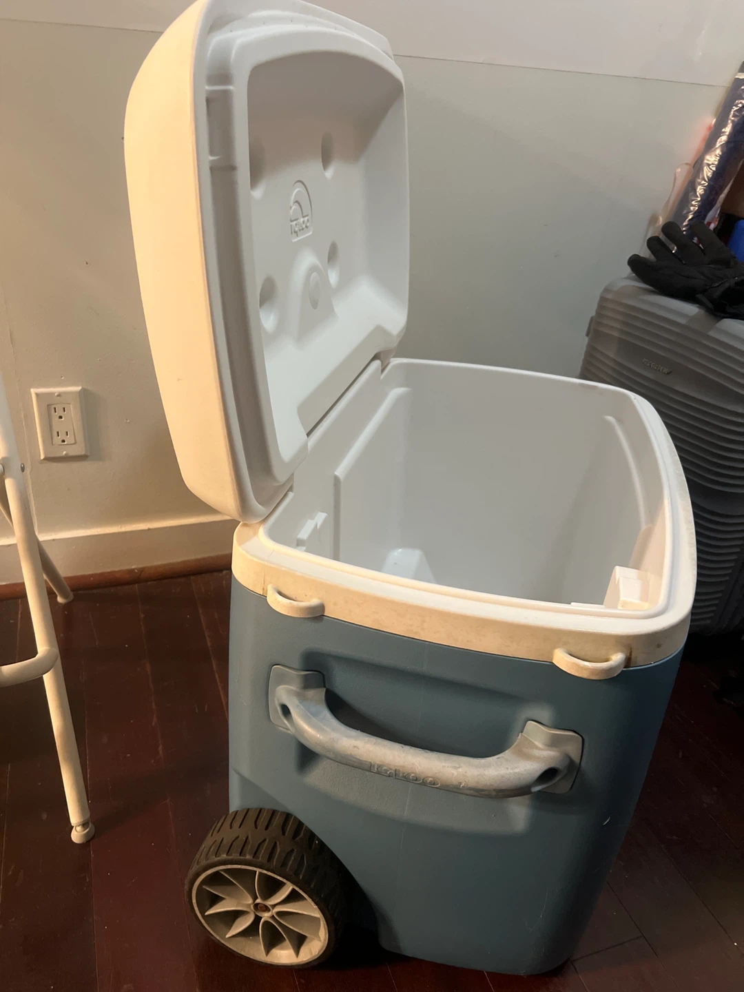 Igloo Wheeled Cooler - Blue and White - photo 3
