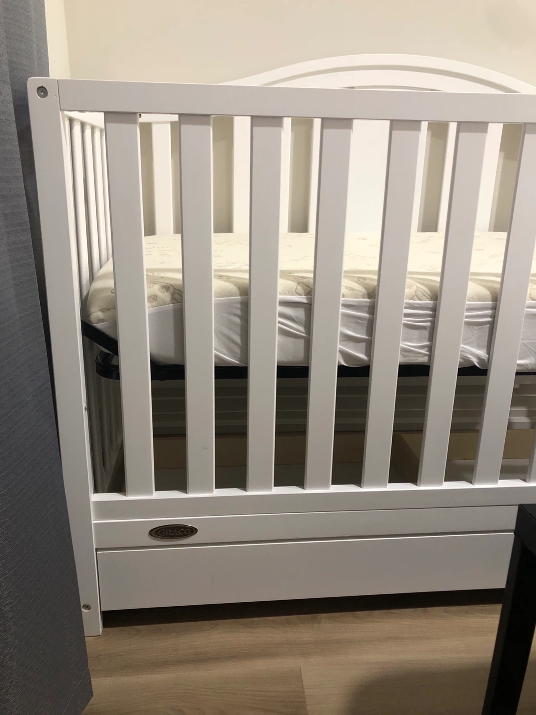🥕 Graco White Crib with Drawer - photo 3