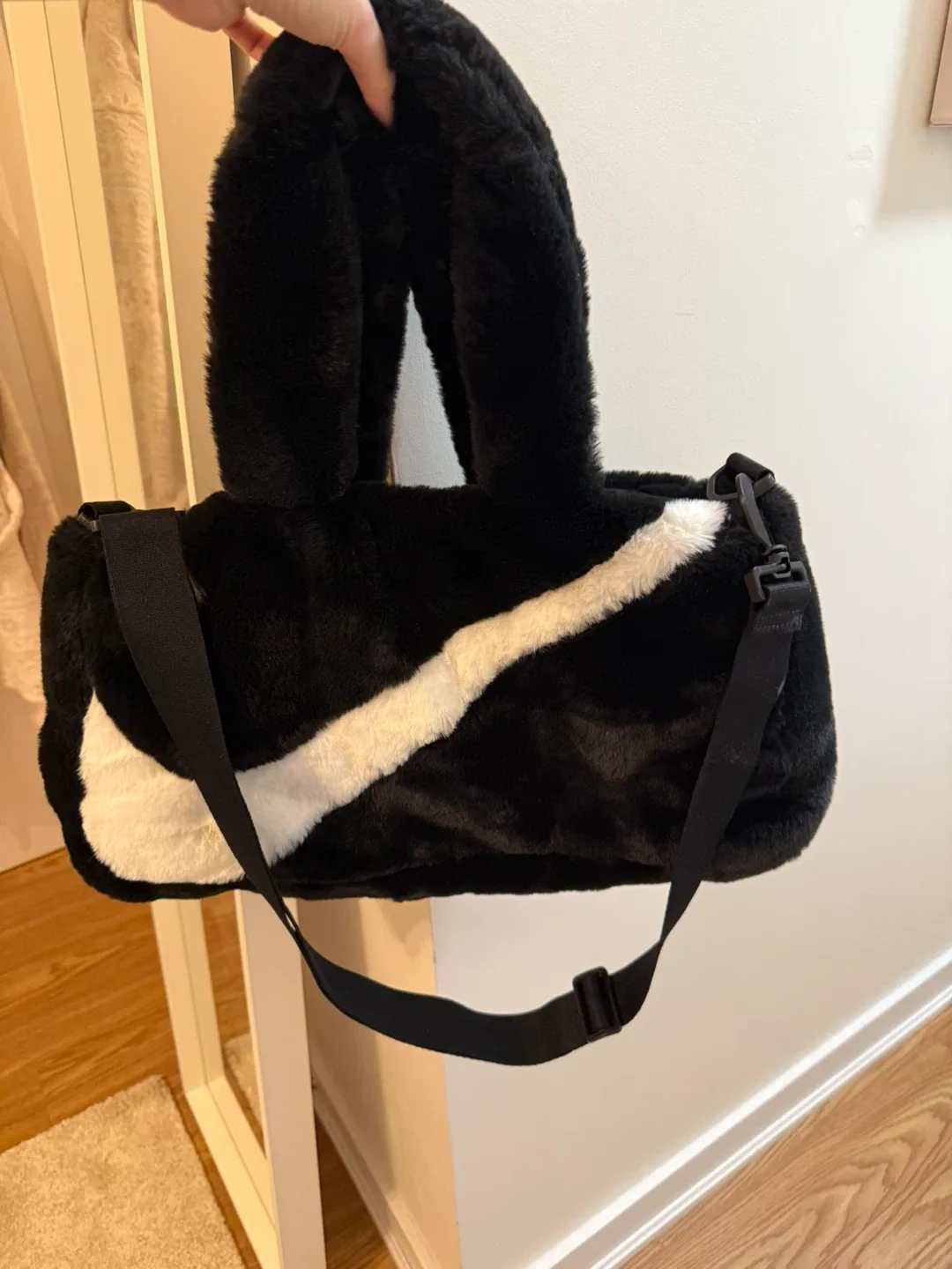 Nike Sportswear Faux Fur Tote (10L) - Black & White image indicator(3)
