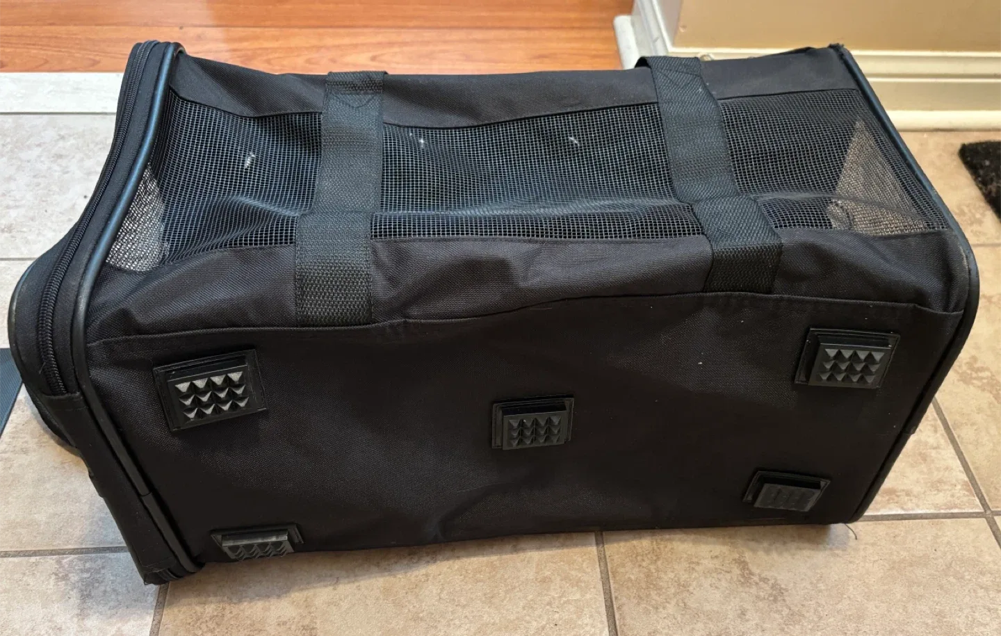 Black Pet Carrier by Amazon basics (19” x 10” x 11” height) image indicator(5)