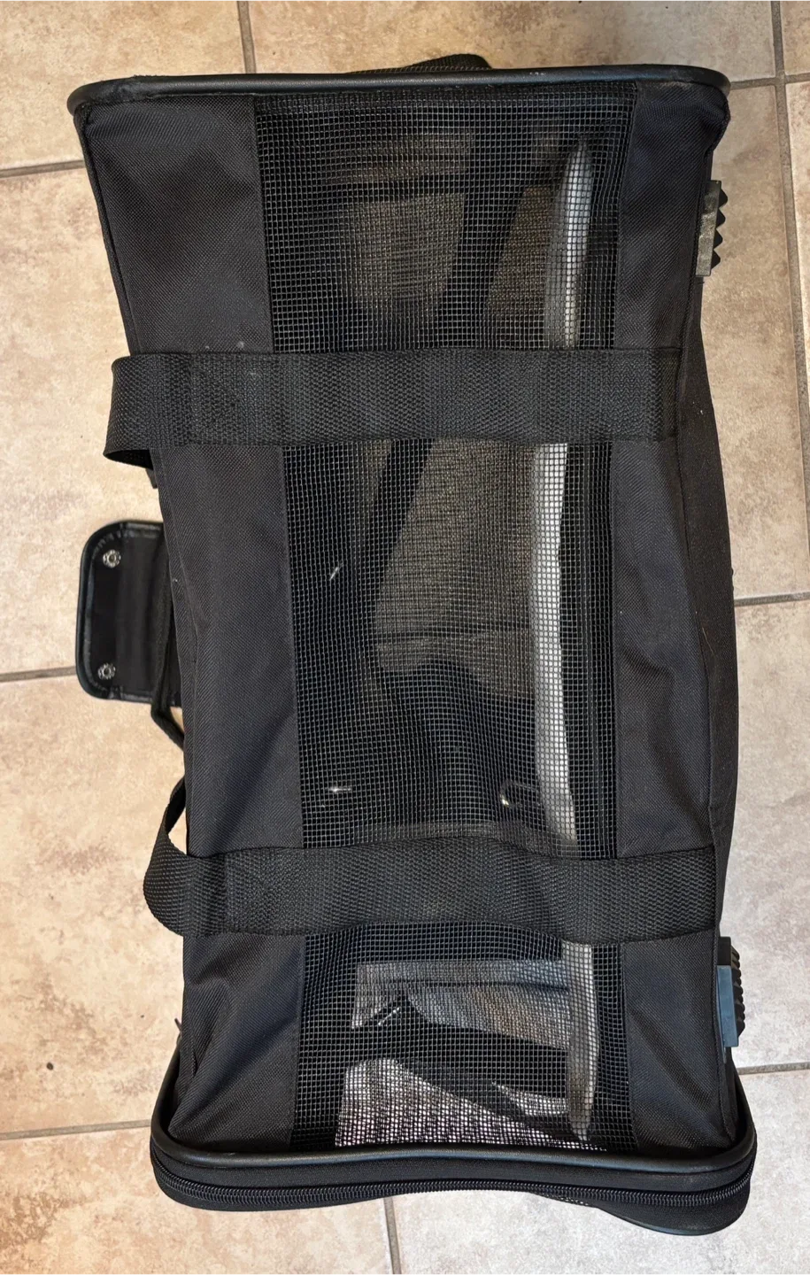 Black Pet Carrier by Amazon basics (19” x 10” x 11” height) image indicator(3)