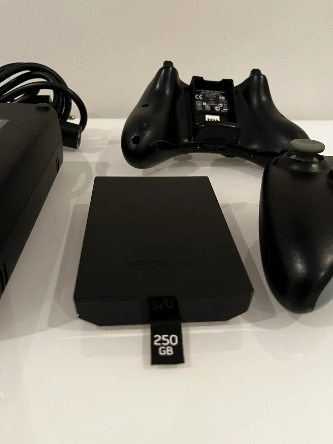 Xbox 360 S with 2 Games and 2 Controllers image indicator(3)