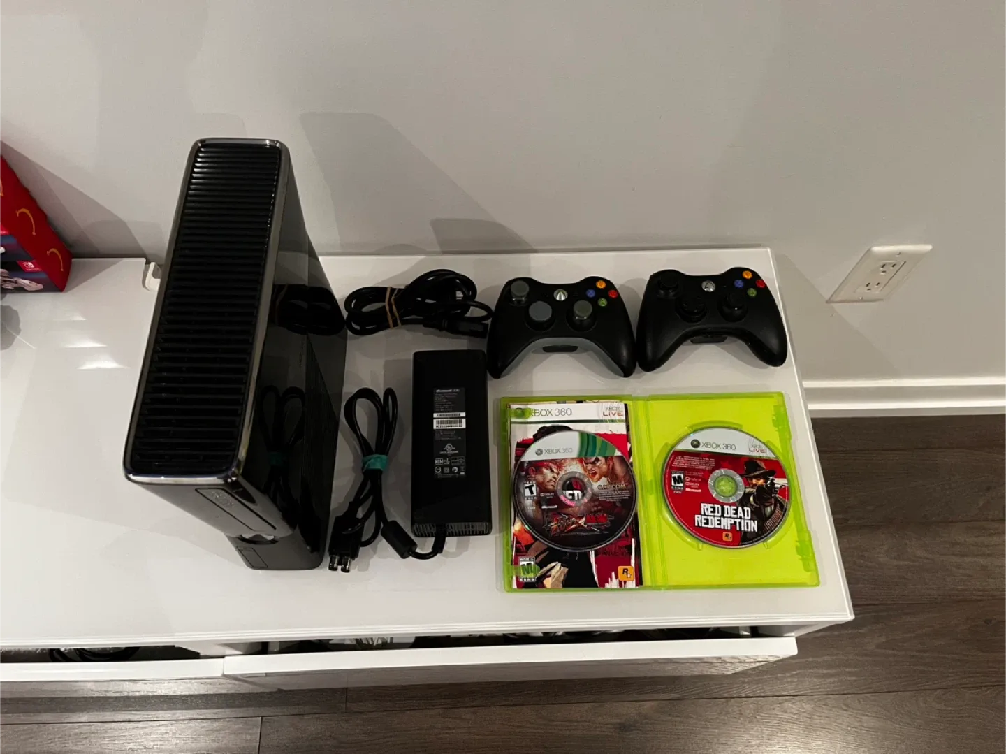 Xbox 360 S with 2 Games and 2 Controllers image indicator(2)