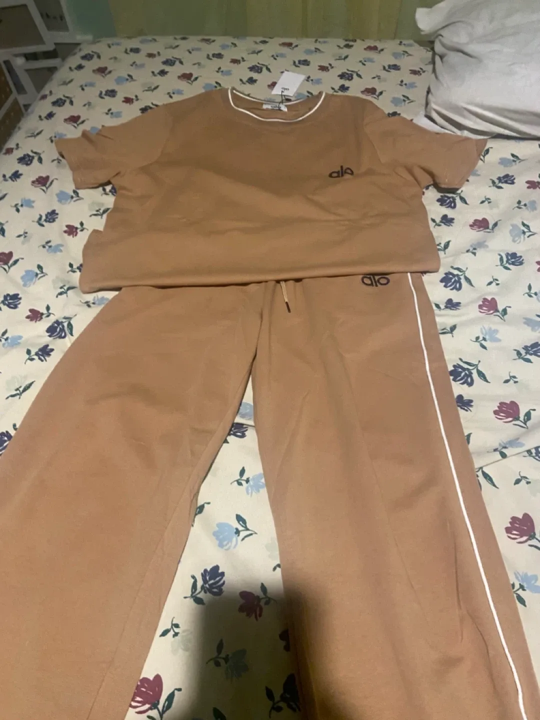 Alo Yoga Set - Brown, Black, Beige thumbnail
