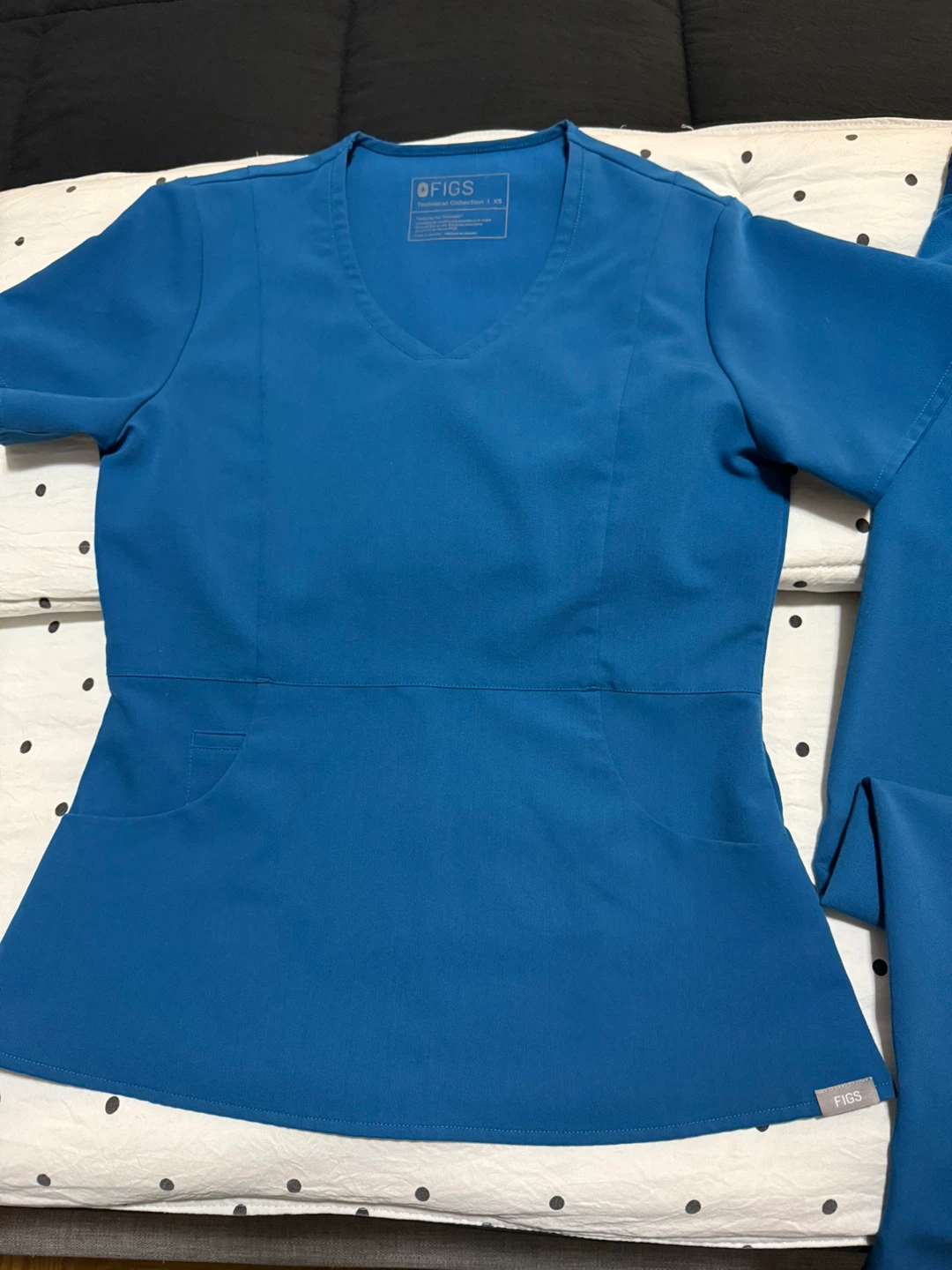 FIGS Alps Blue Aburi V-neck Scrup Top and Yola Pants - photo 2