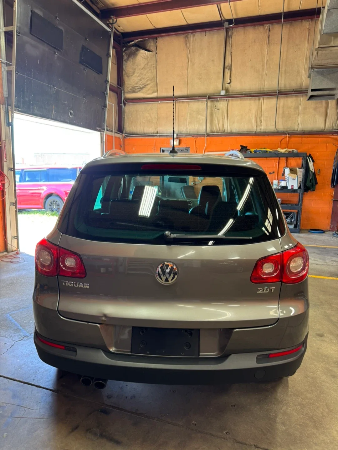 2011 Volkswagen Tiguan · 2.0T SE Sport Utility 4D image indicator(3)