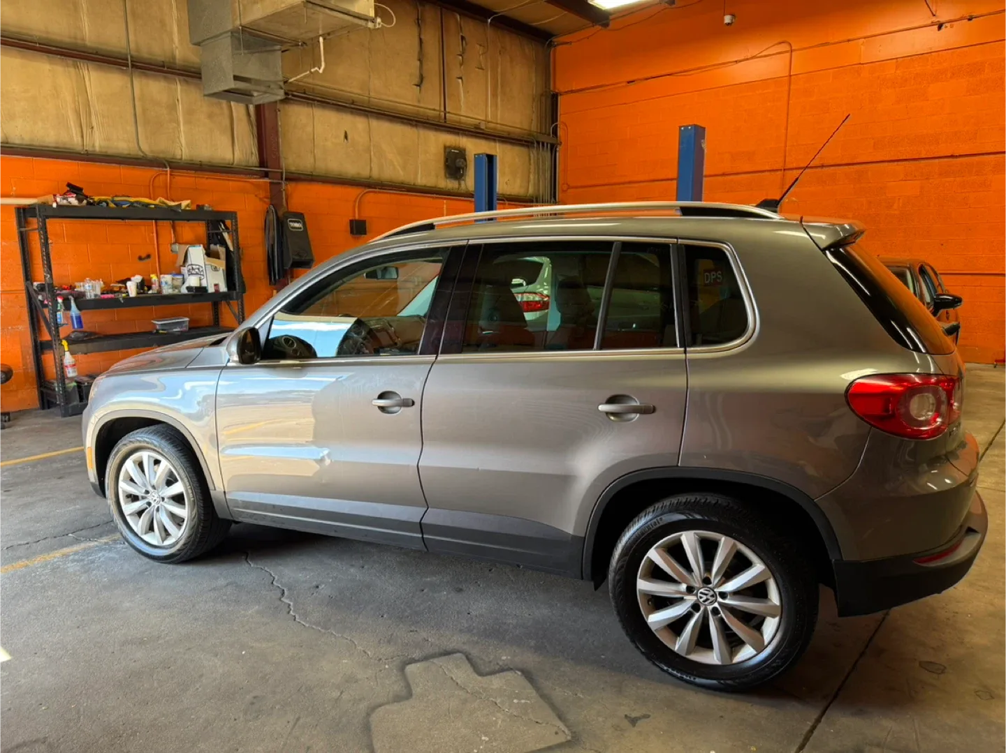 2011 Volkswagen Tiguan · 2.0T SE Sport Utility 4D image indicator(4)