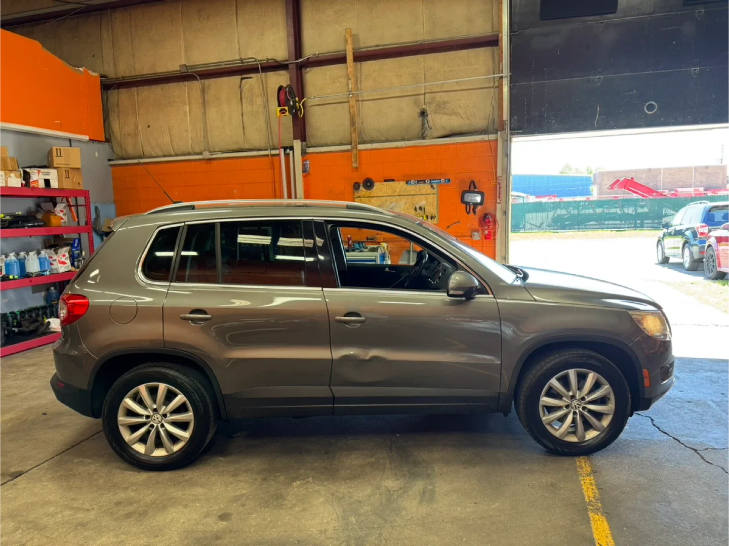 2011 Volkswagen Tiguan · 2.0T SE Sport Utility 4D image indicator(2)