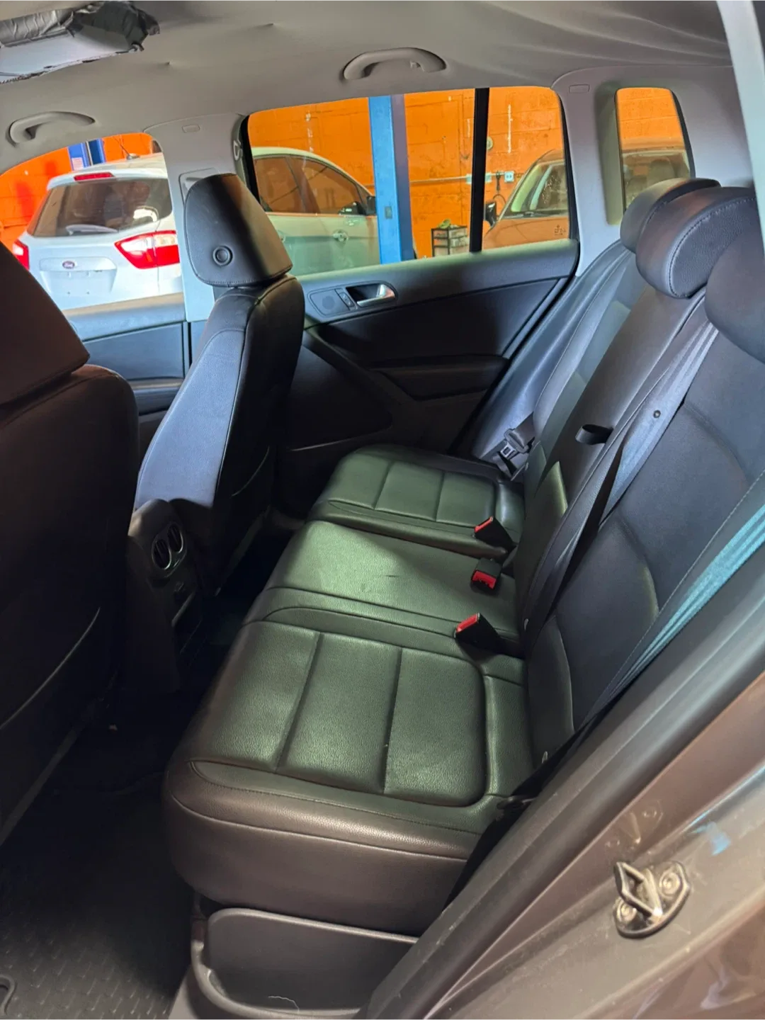 2011 Volkswagen Tiguan · 2.0T SE Sport Utility 4D image indicator(6)