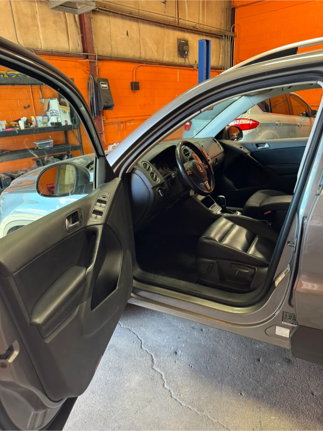 2011 Volkswagen Tiguan · 2.0T SE Sport Utility 4D image indicator(5)